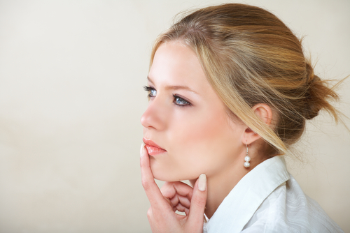 Прическа с акцентом на центр аджны Прическа с акцентом на центр аджны